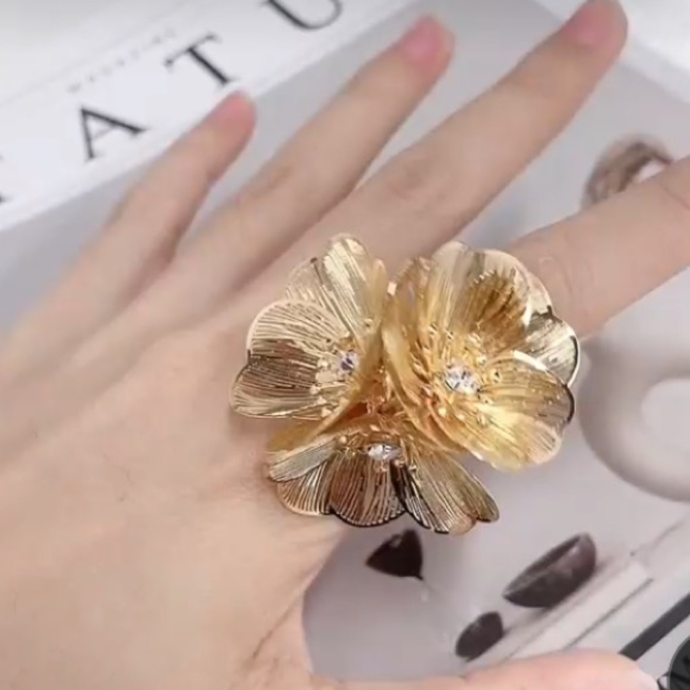 NEW Boutique Gold Tone Metal Rhinestone 3D Flower Ring